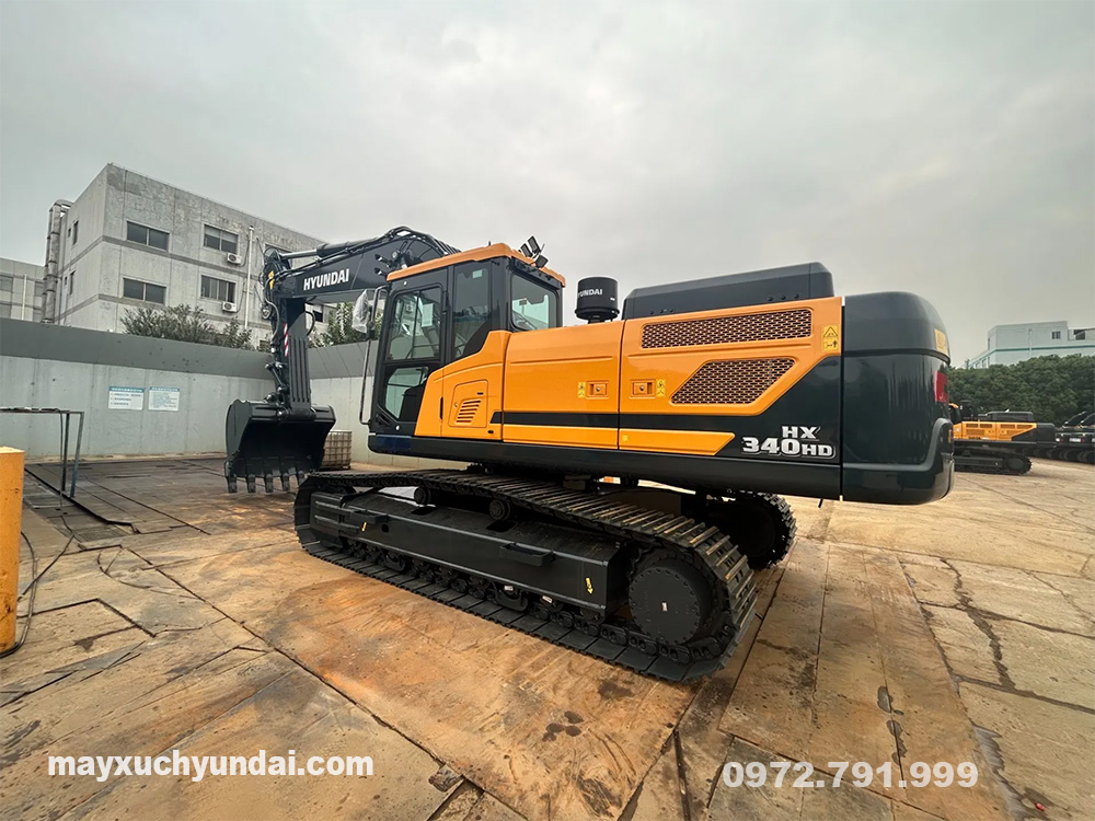 Máy xúc bánh xích Hyundai HX340HD làm việc tại công trường